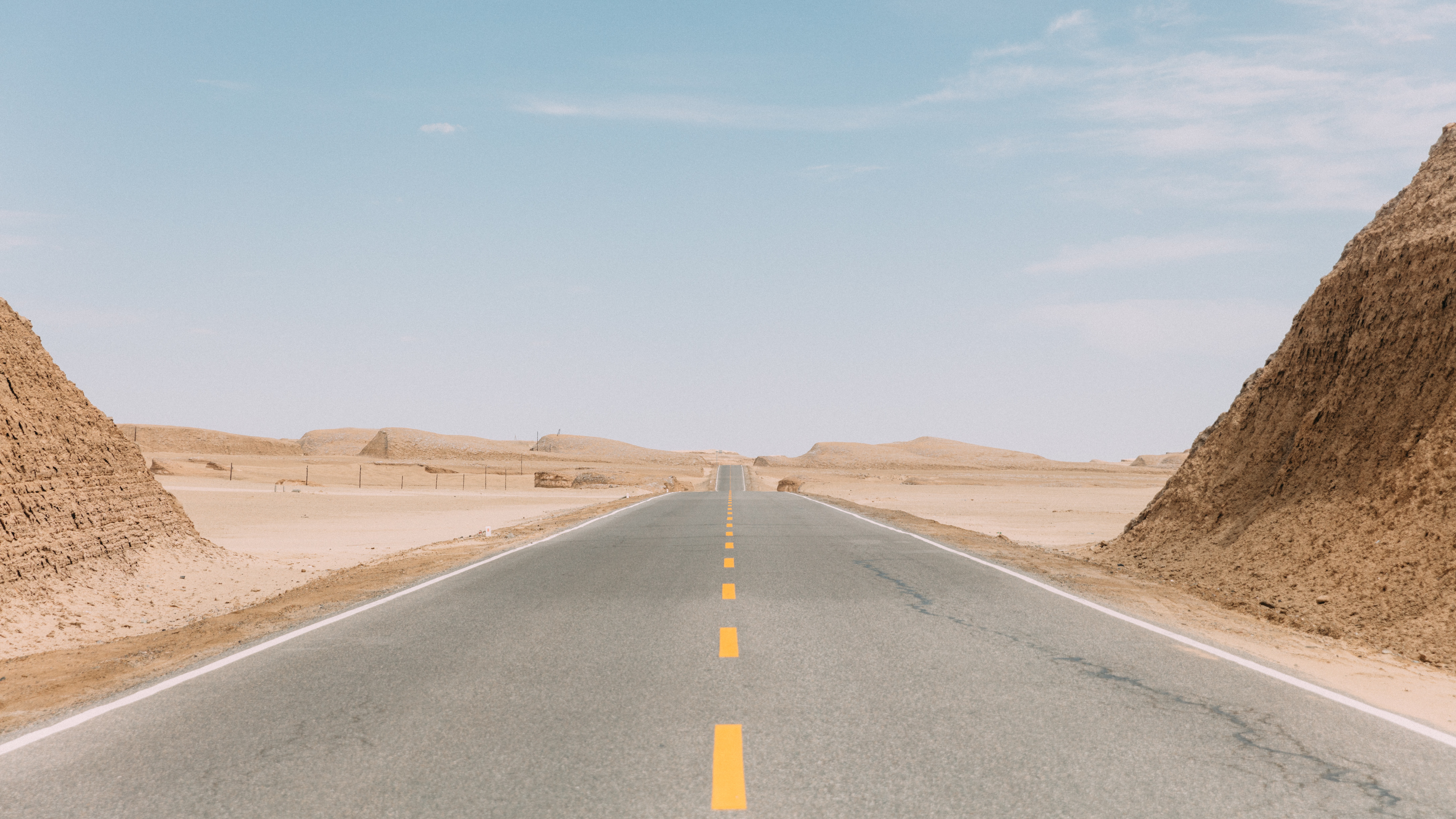 The homeland of Genghis Khan, the relics of ancient civilizations, has now been built as a desert road.