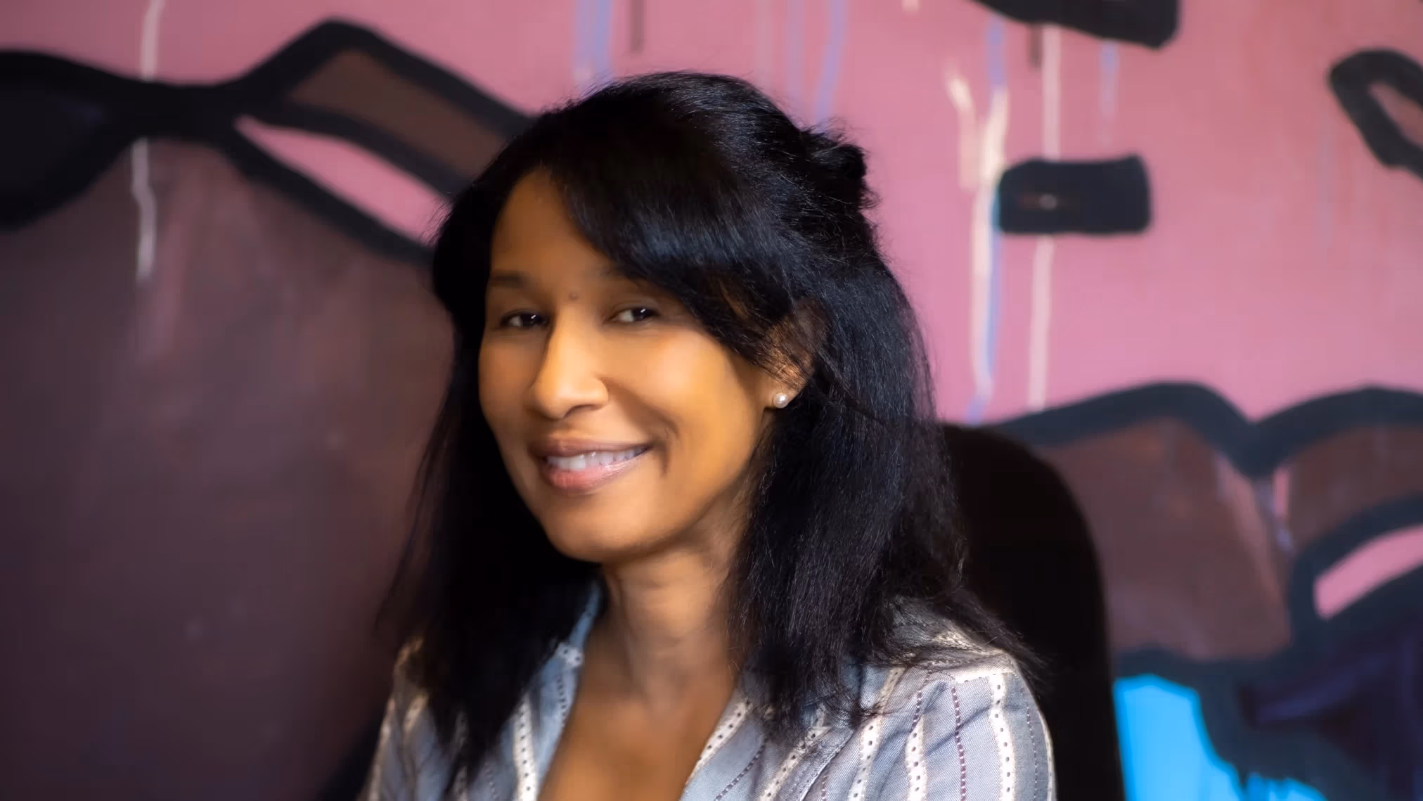 Photo portrait of the speaker Romi Crawford.