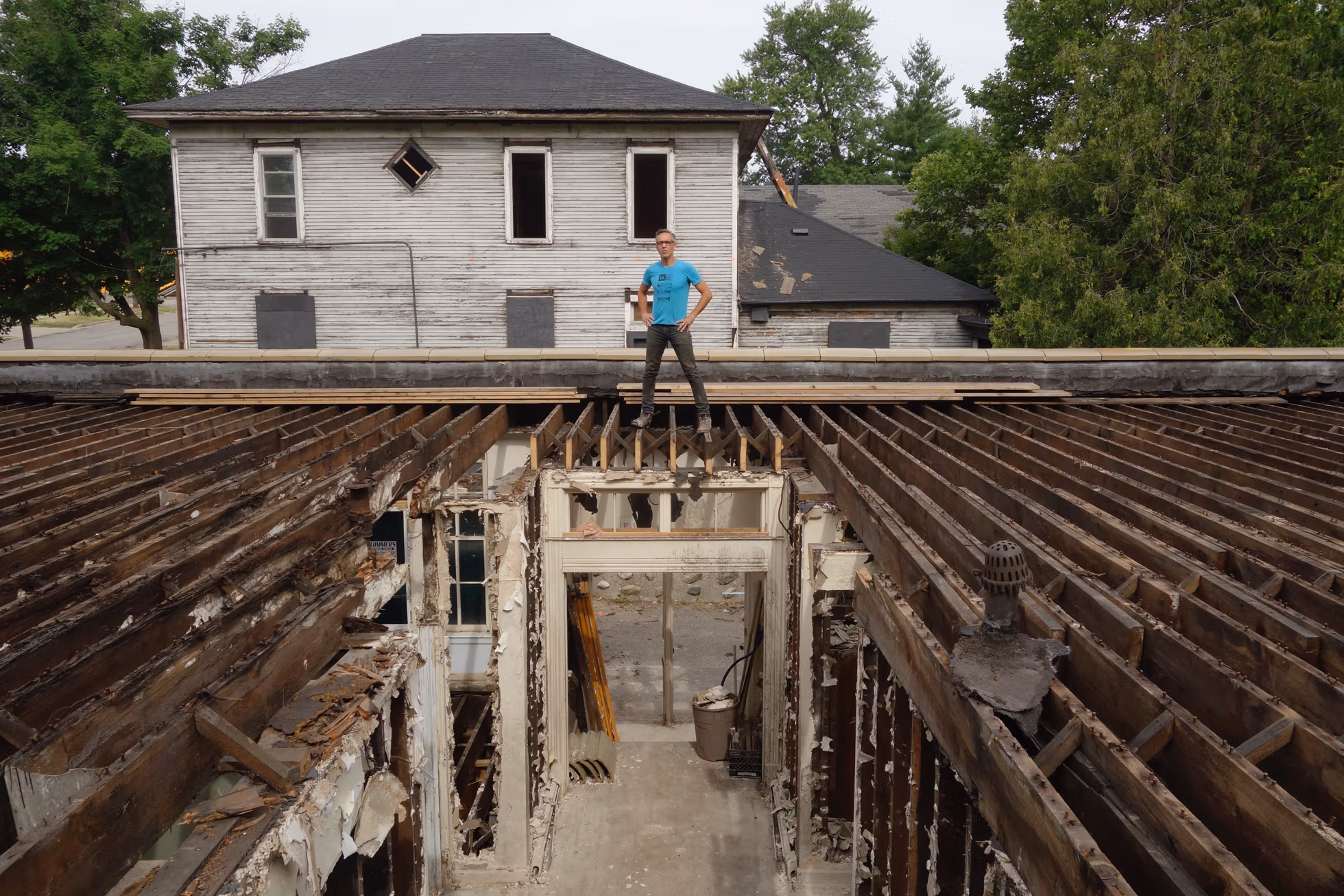 A picture a guy staring in a beam outdoors